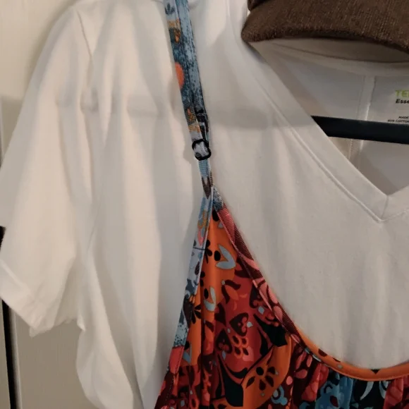 3892 Size XL Beautiful Multi Color Jumpsuit With Adjustable Straps. - Picture 3 of 5